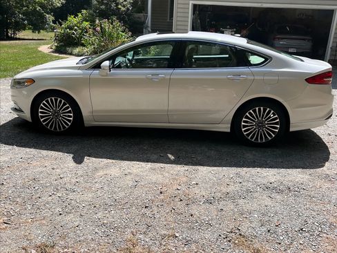 Used 2017 Ford Fusion SE w/ Fusion SE Technology Package image 4