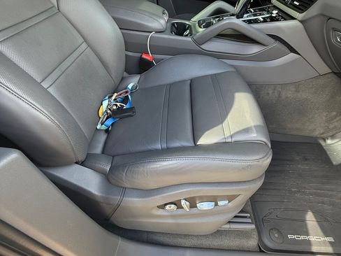 Used 2021 Porsche Cayenne Sport Utility 4D image 16