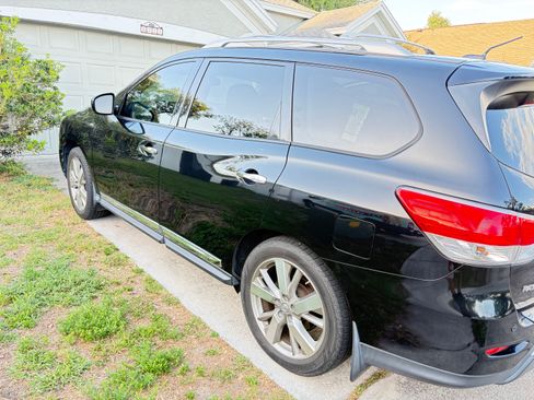 Used 2016 Nissan Pathfinder Platinum FWD image 2
