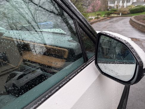 Used 2025 Rivian R1S Premium image 10