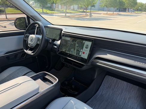 Used 2023 Rivian R1S Adventure AWD/4WD image 17