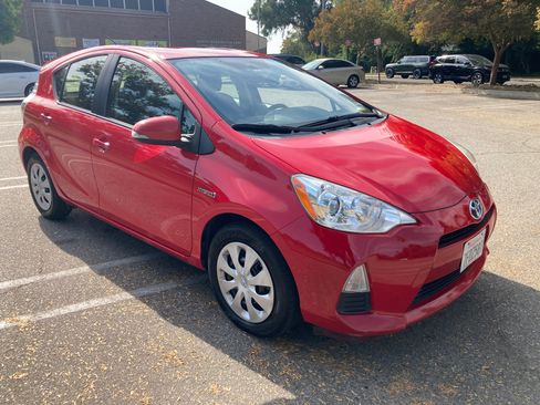 Used 2014 Toyota Prius C Three image 4