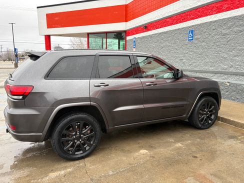 Used 2018 Jeep Grand Cherokee Altitude image 5