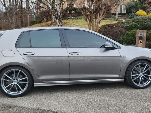 Used 2017 Volkswagen Golf R 4-Door image 9