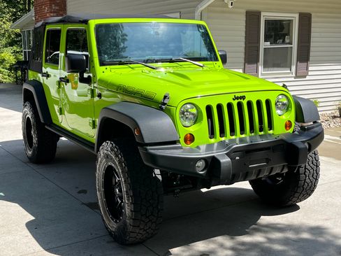 Used 2013 Jeep Wrangler Unlimited Sahara AWD/4WD image 4
