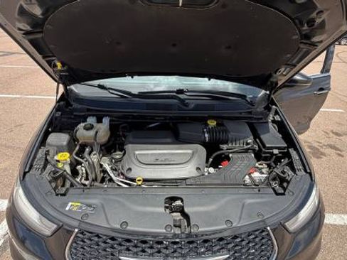 Used 2021 Chrysler Pacifica Touring-L FWD image 17