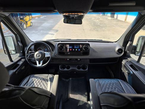 Used 2022 Mercedes-Benz Sprinter 3500 image 9