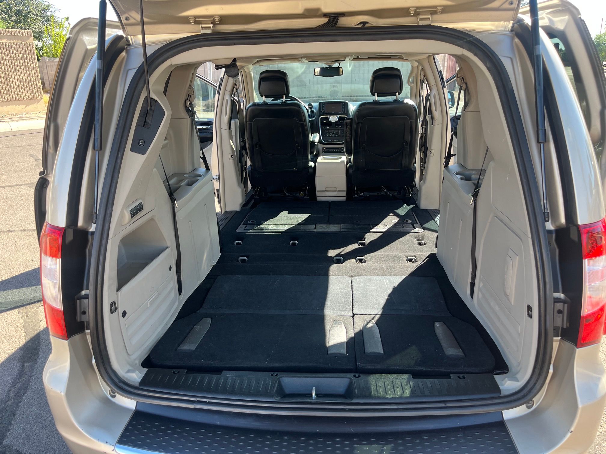 Used 2013 Chrysler Town & Country Touring-L w/ Premium Group FWD image 13