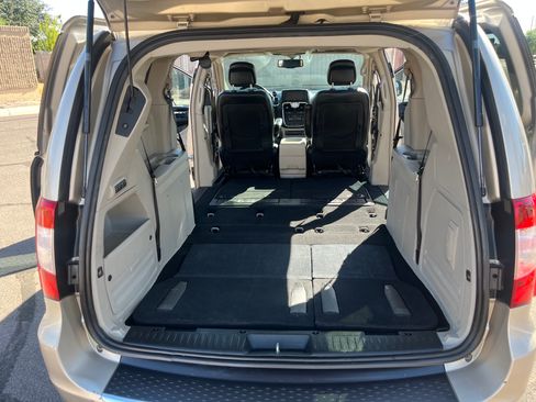 Used 2013 Chrysler Town & Country Touring-L w/ Premium Group FWD image 13