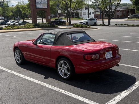 Used 2005 MAZDA MX-5 Miata w/ Convenience Pkg image 4