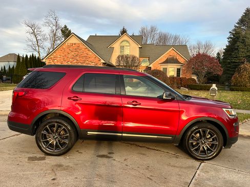 Used 2018 Ford Explorer XLT w/ Equipment Group 202A image 2