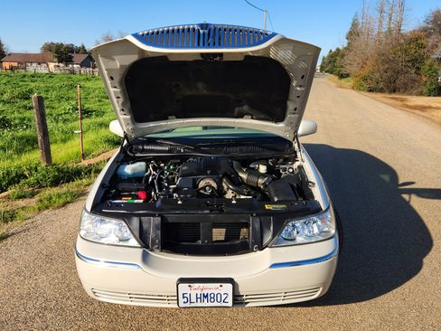 Used 2004 Lincoln Town Car Ultimate L image 2