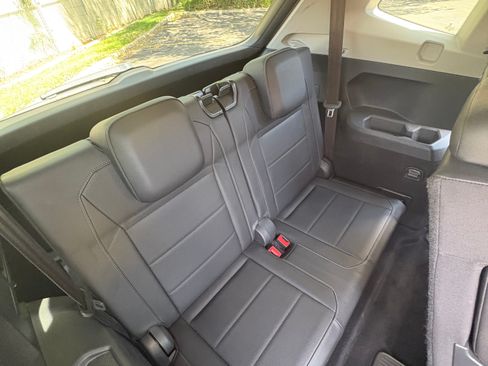 Used 2018 Volkswagen Tiguan SE FWD image 11