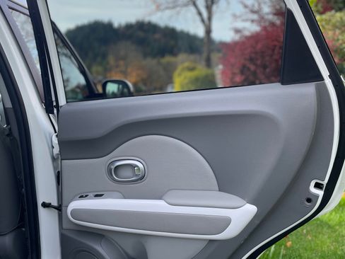 Used 2015 Kia Soul EV + image 22