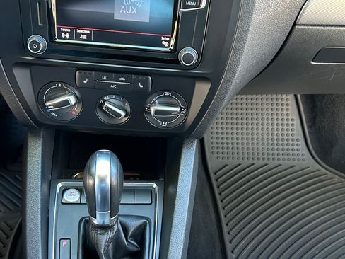 Used 2017 Volkswagen Jetta SE image 10