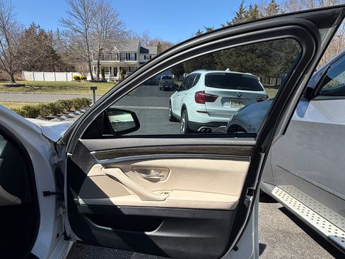 Used 2012 BMW 550i xDrive Sedan image 9