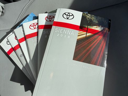 Used 2018 Toyota Sienna XLE image 14