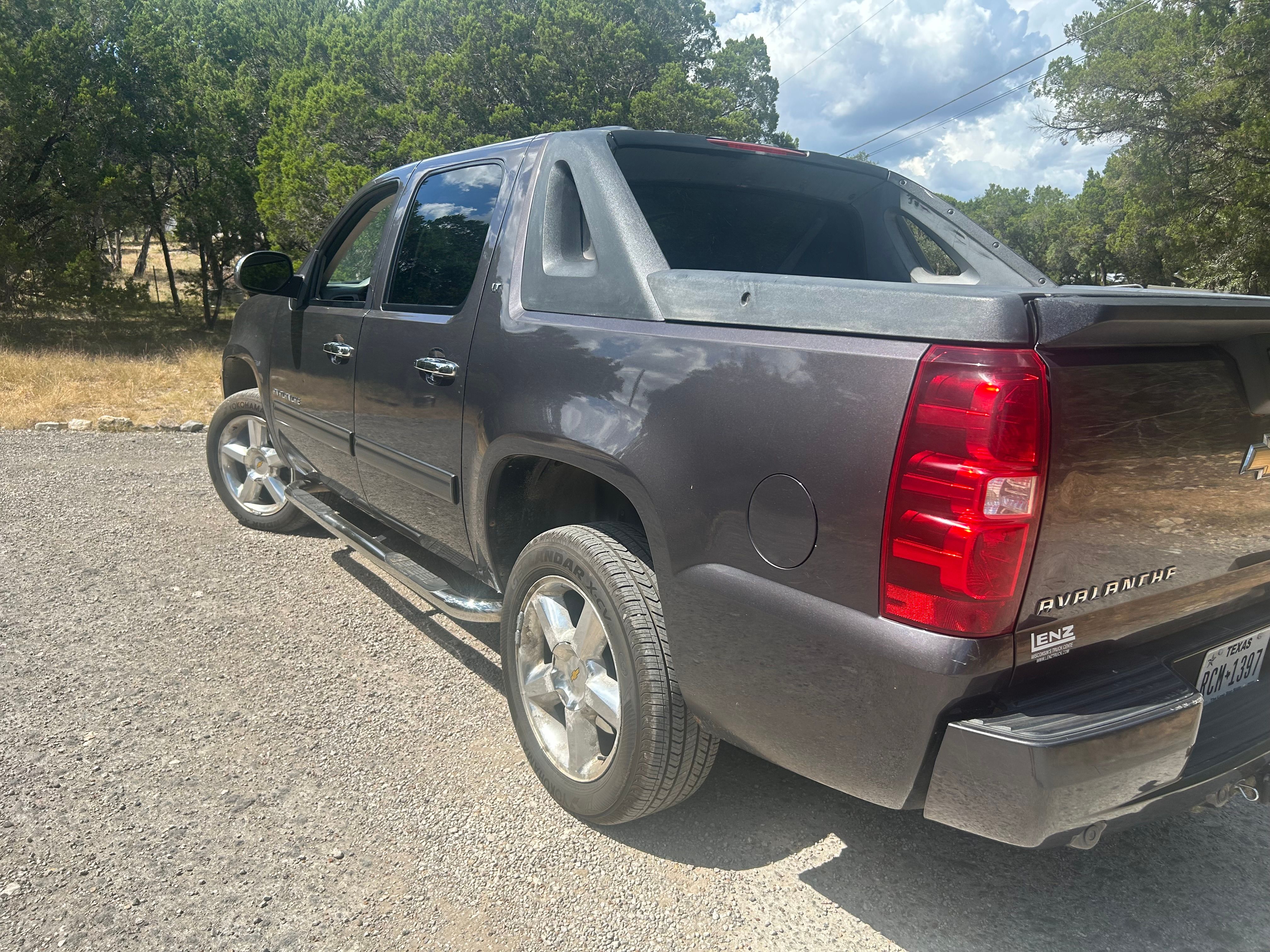 Used 2010 Chevrolet Avalanche LT w/ Luxury Package AWD/4WD image 8
