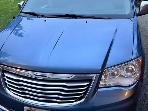 Used 2012 Chrysler Town & Country Limited w/ Luxury Group image 2