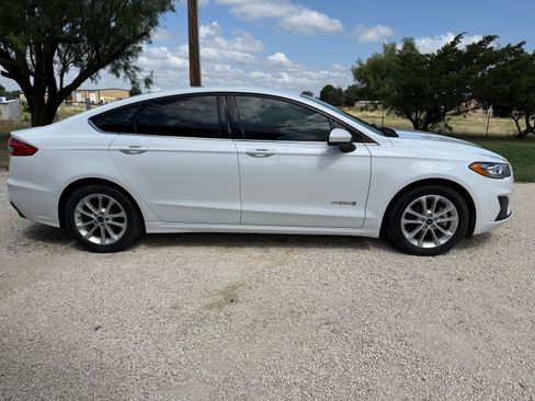Used 2019 Ford Fusion SE FWD image 1