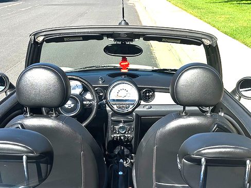 Used 2011 MINI Cooper Convertible image 9
