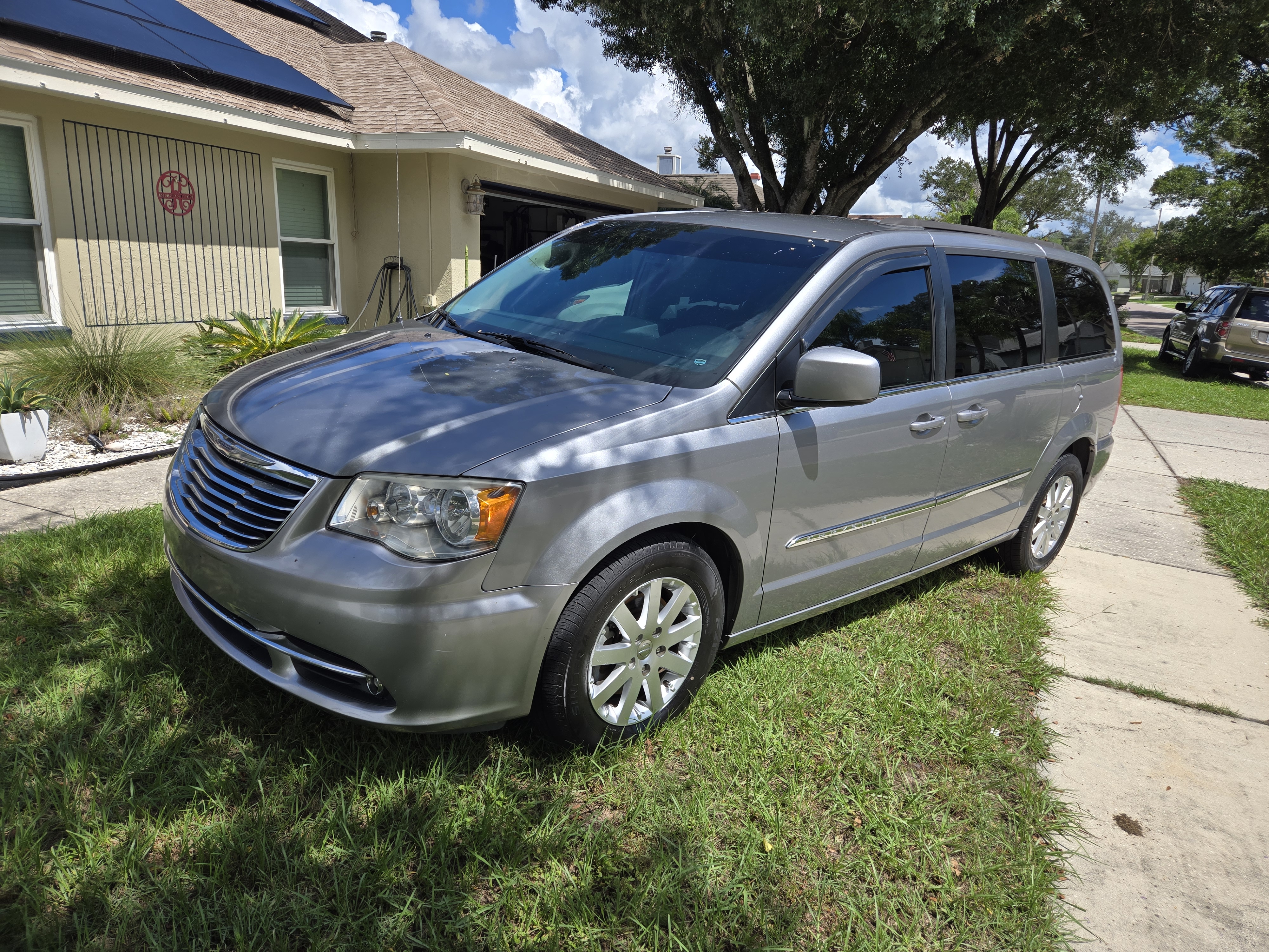 Used 2016 Chrysler Town & Country Touring FWD image 1