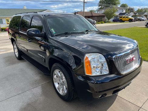 Used 2013 GMC Yukon XL SLT w/ SLT-2 Equipment Package image 4