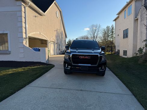 Used 2021 GMC Yukon XL SLE image 1