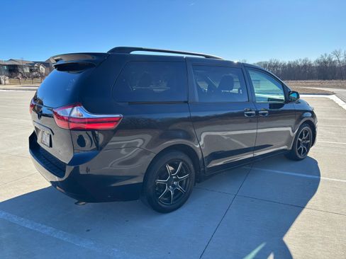 Used 2016 Toyota Sienna XLE image 5
