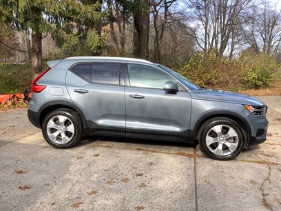Used 2021 Volvo XC40 T5 Momentum