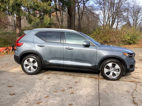 Used 2021 Volvo XC40 T5 Momentum image 1