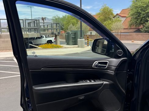 Used 2018 Jeep Grand Cherokee Limited AWD/4WD image 12
