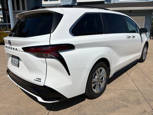 Used 2022 Toyota Sienna XSE w/ XSE Plus Package AWD/4WD image 6