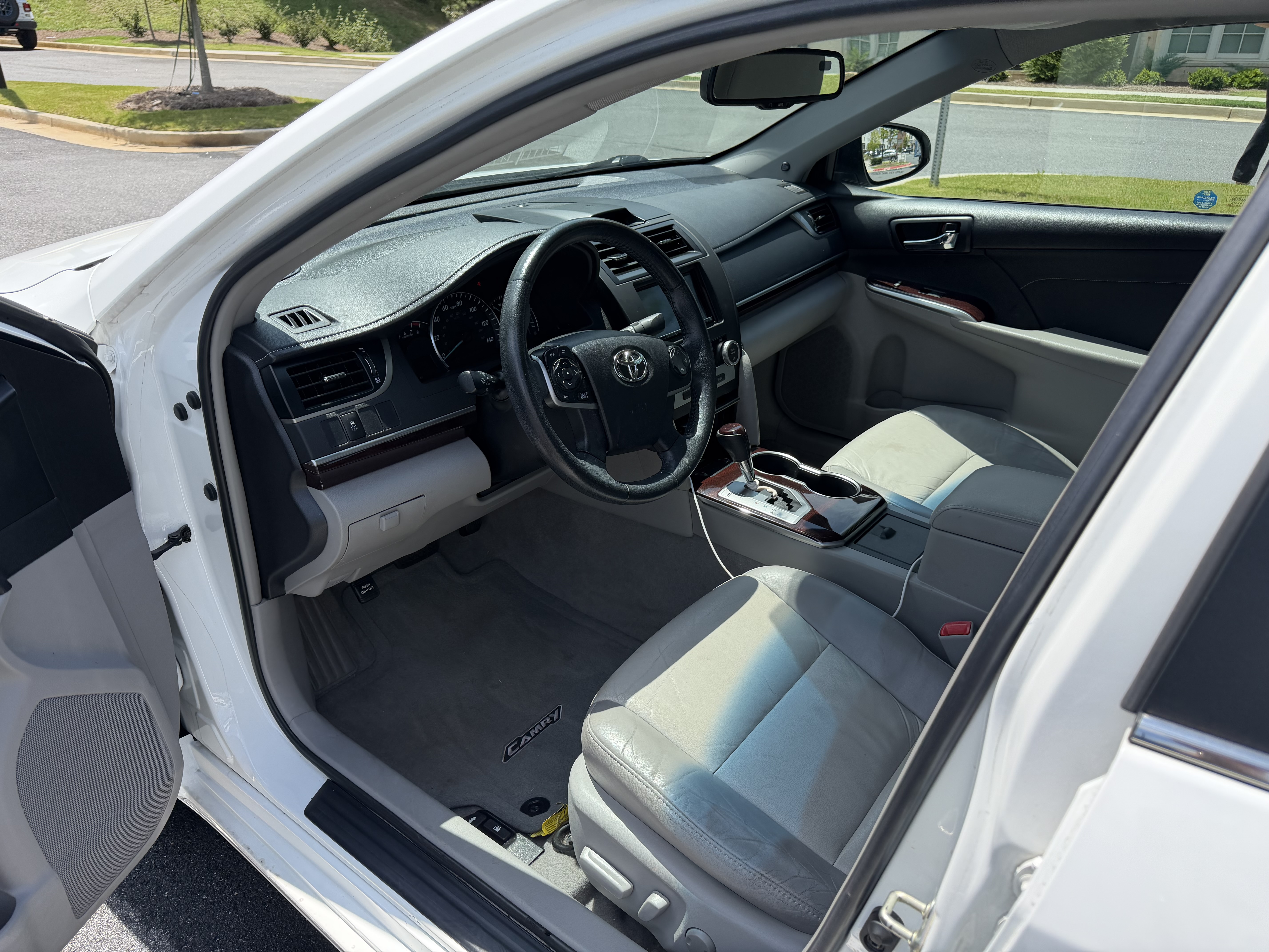 Used 2014 Toyota Camry XLE w/ Leather Package FWD image 13