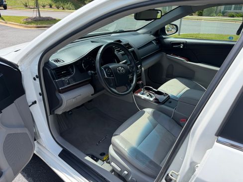 Used 2014 Toyota Camry XLE w/ Leather Package FWD image 13