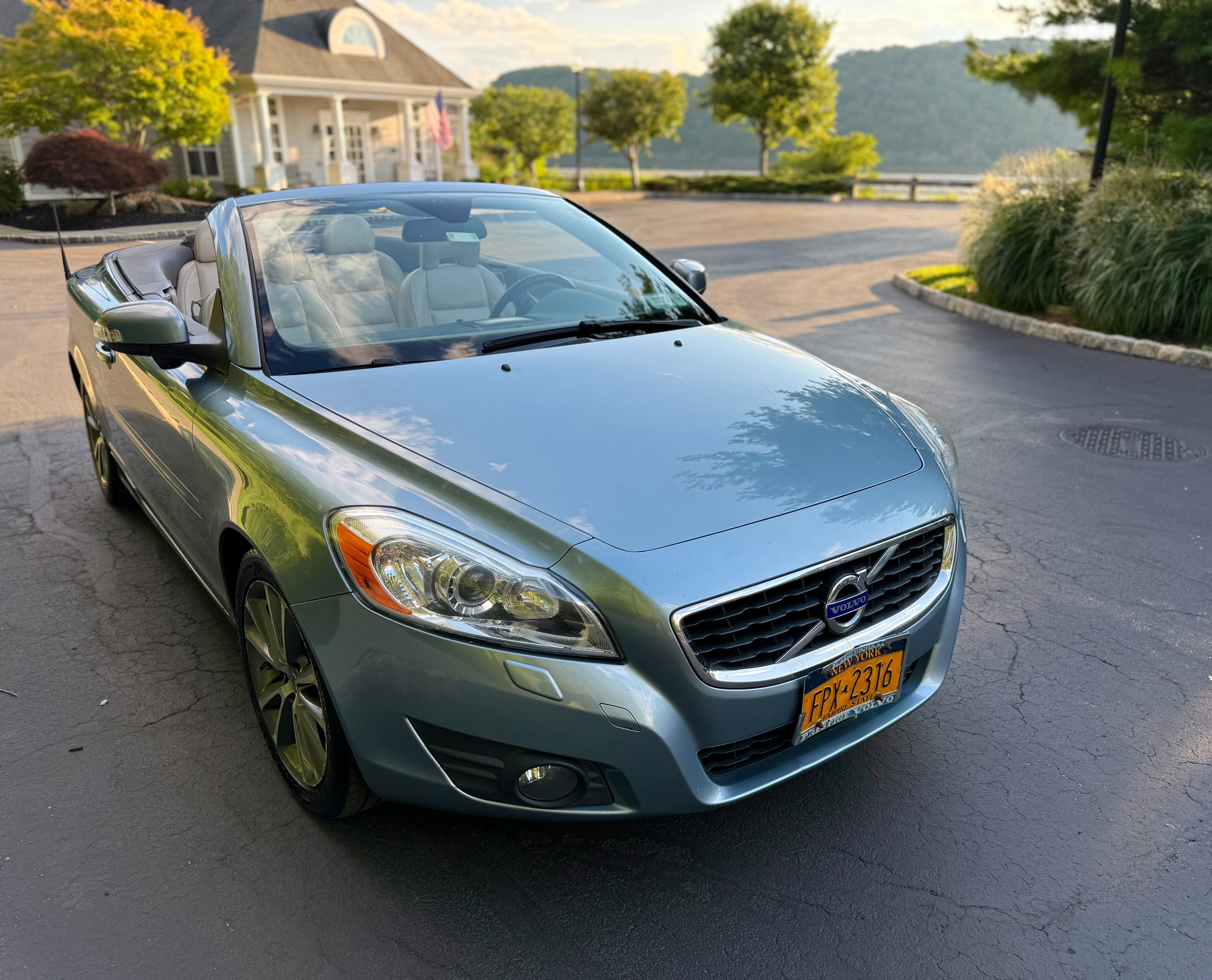 Used 2012 Volvo C70 T5 w/ Climate Pkg FWD image 1
