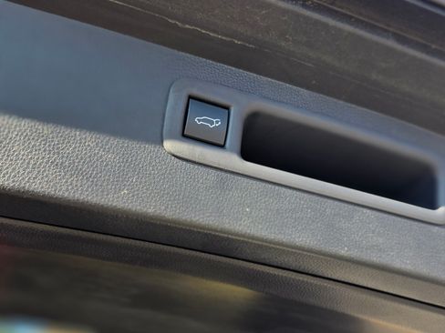 Used 2021 Toyota Highlander XLE image 18