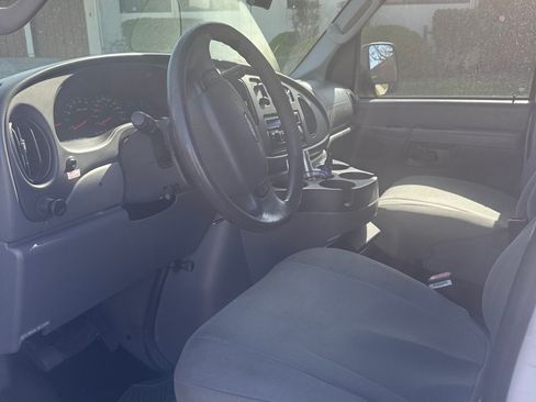 Used 2006 Ford E-350 and Econoline 350 XLT RWD image 8