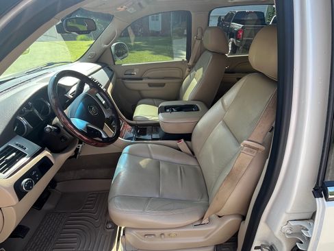 Used 2013 Cadillac Escalade ESV Premium AWD/4WD image 4