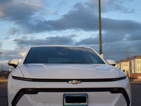 Used 2025 Chevrolet Equinox EV LT image 2