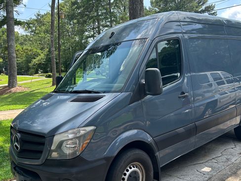 Used 2018 Mercedes-Benz Sprinter 2500 image 4