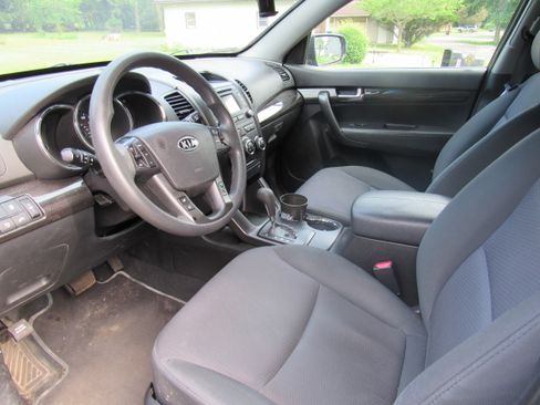 Used 2013 Kia Sorento LX w/ Convenience Pkg FWD image 2
