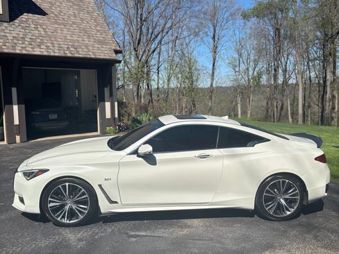 Used 2017 INFINITI Q60 3.0t w/ Premium Plus Package 3.0T AWD/4WD image 4