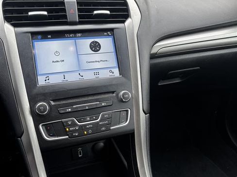 Used 2017 Ford Fusion SE w/ Fusion SE Technology Package image 9