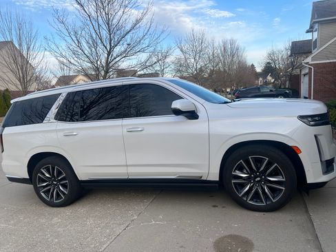 Used 2022 Cadillac Escalade Premium Luxury w/ Performance Package AWD/4WD image 2