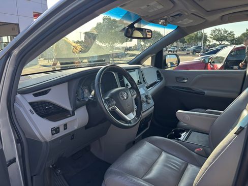 Used 2016 Toyota Sienna XLE FWD image 9