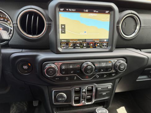 Used 2020 Jeep Wrangler Unlimited Sahara image 12