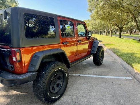 Used 2014 Jeep Wrangler Unlimited Rubicon w/ Connectivity Group AWD/4WD image 2