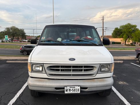 Used 1999 Ford E-350 and Econoline 350 Club Wagon RWD image 2