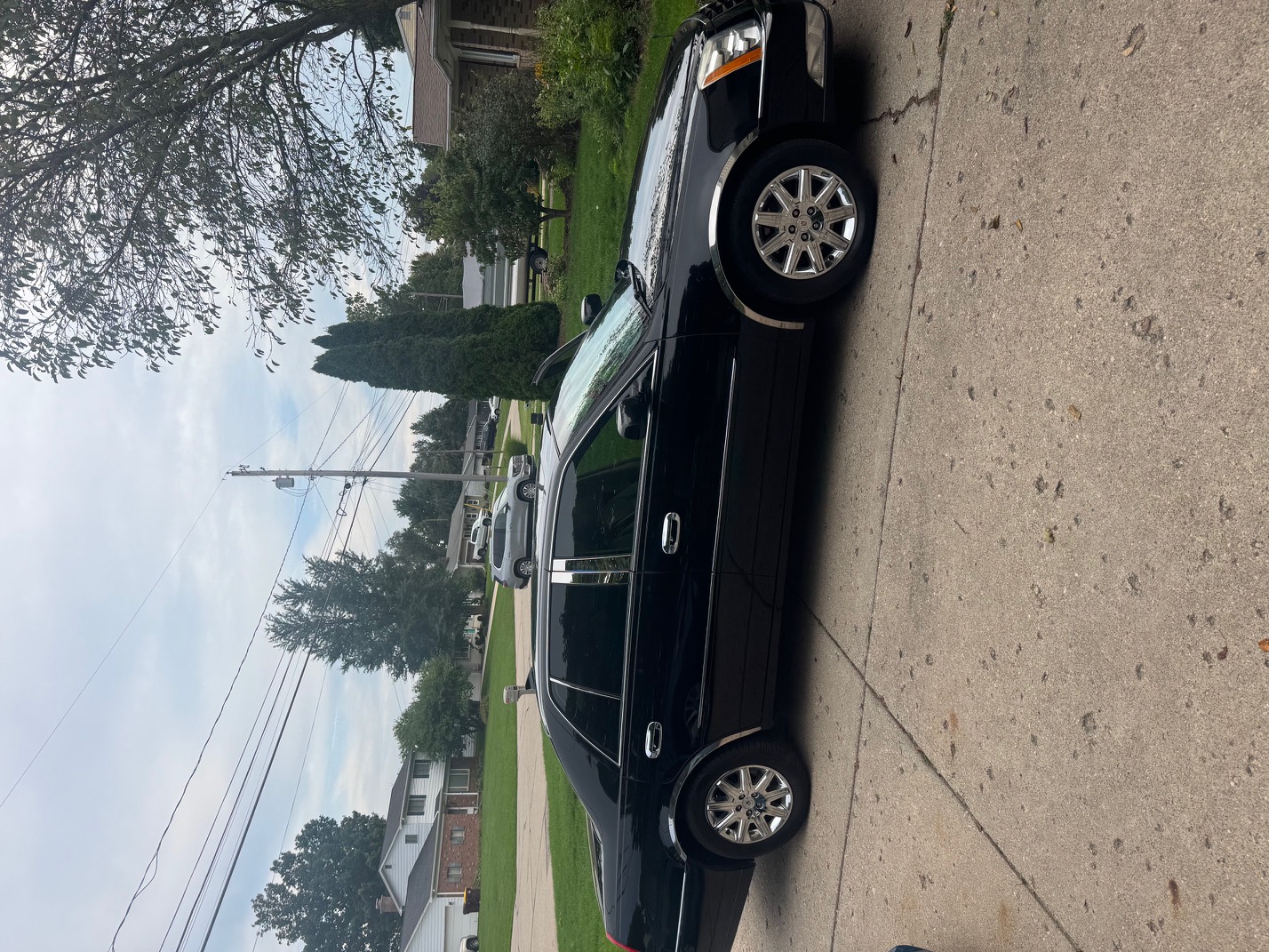 Used 2011 Cadillac DTS Premium w/ Driver Awareness Package FWD image 4